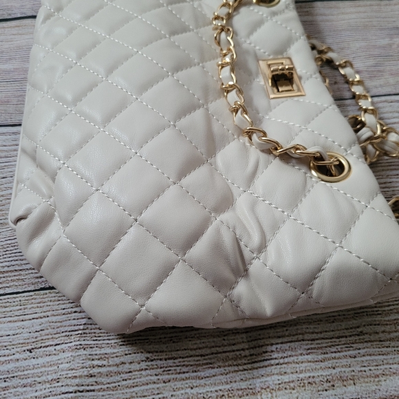 ✨️ White Quilted Vegan leather small tote✨️ - Picture 8 of 12